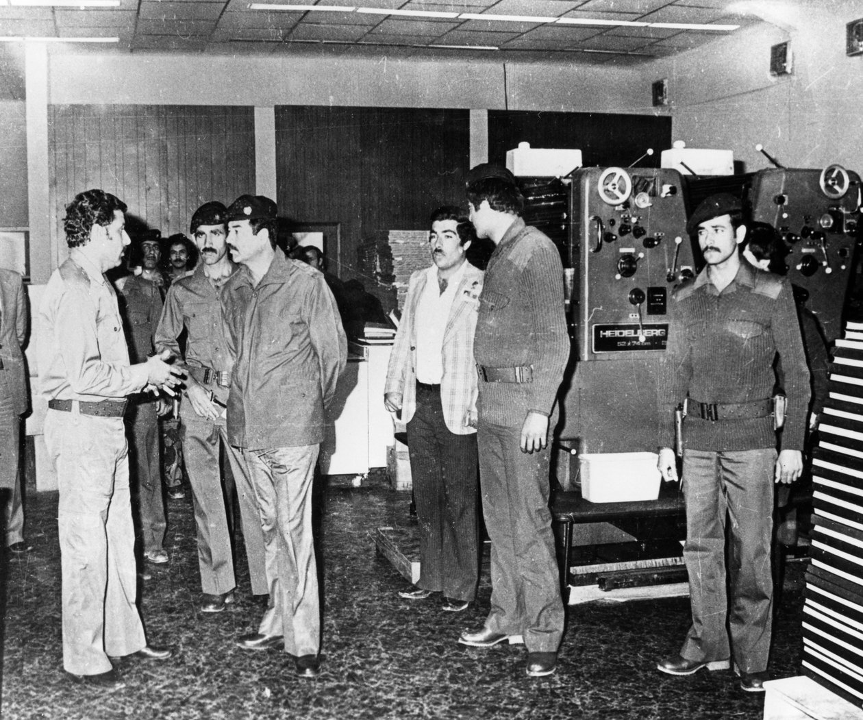 सद्दाम हुसैन, 1986, इराक, बगदाद, एक राज्य पेपर प्रेस का दौरा किया द्वारा अज्ञात