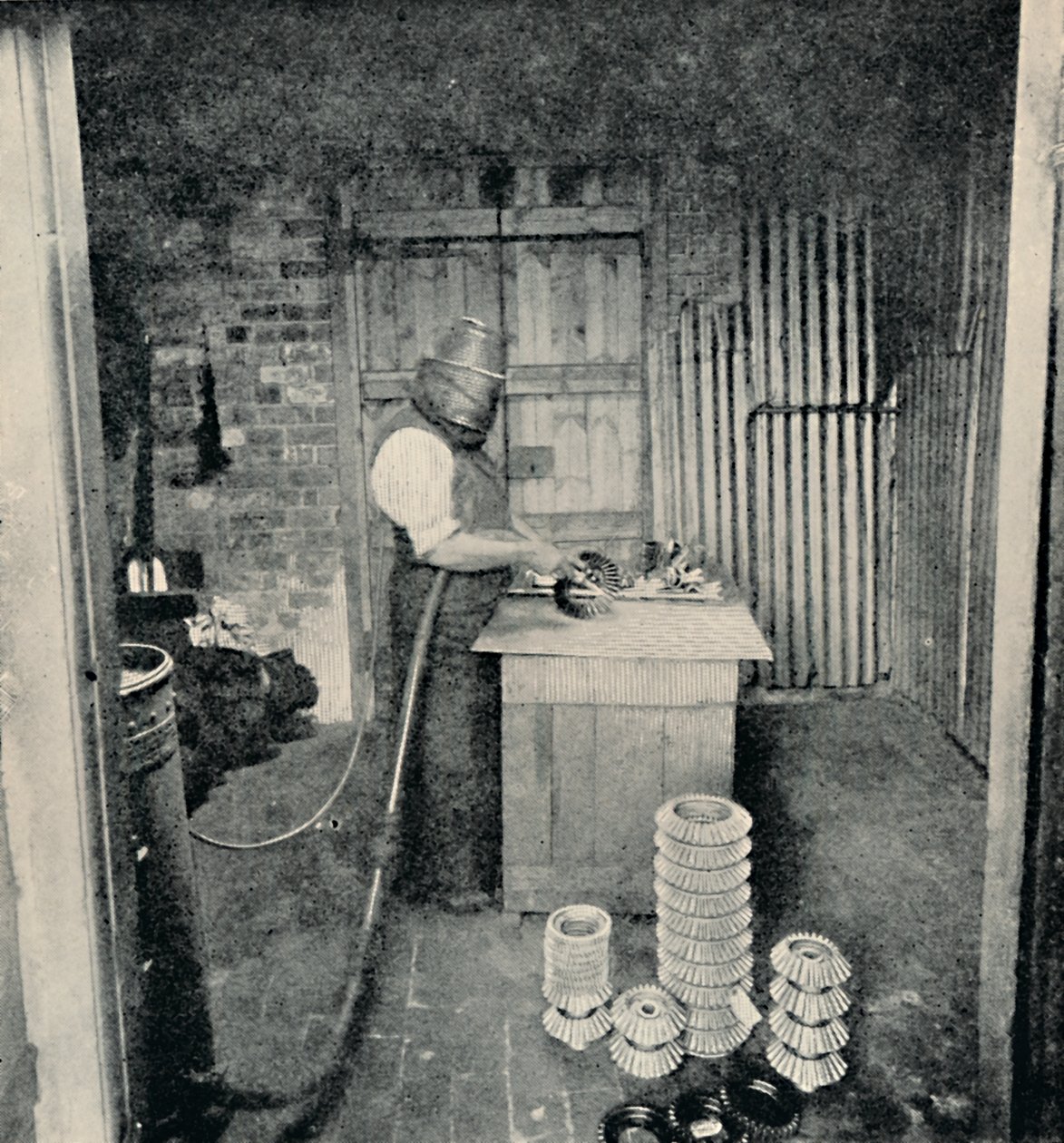 सैंड-ब्लास्टिंग गियर व्हील्स, c1917 द्वारा अज्ञात