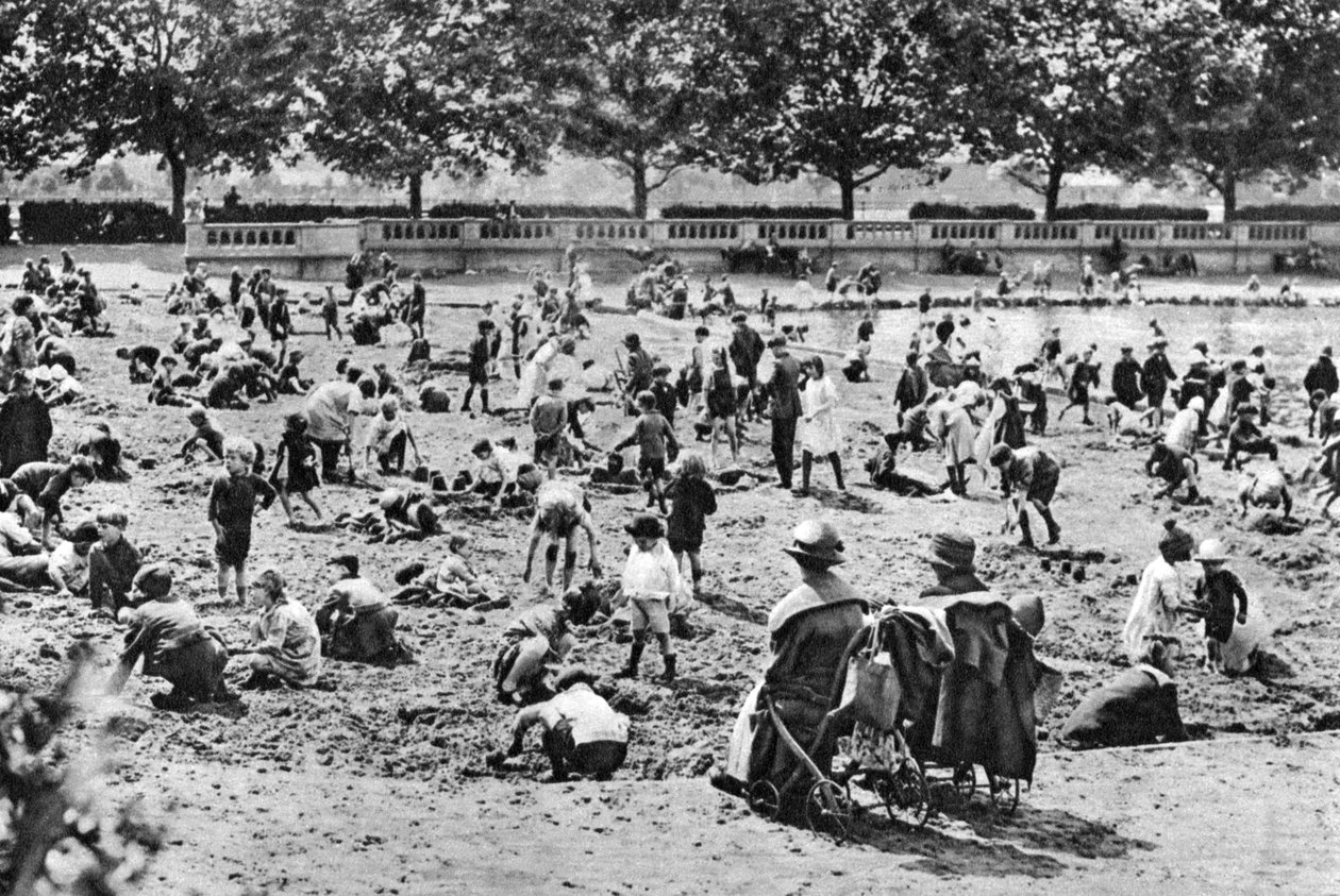 सैंड पिट, बिशप पार्क, फुलहम, लंदन, 1926-1927 द्वारा अज्ञात