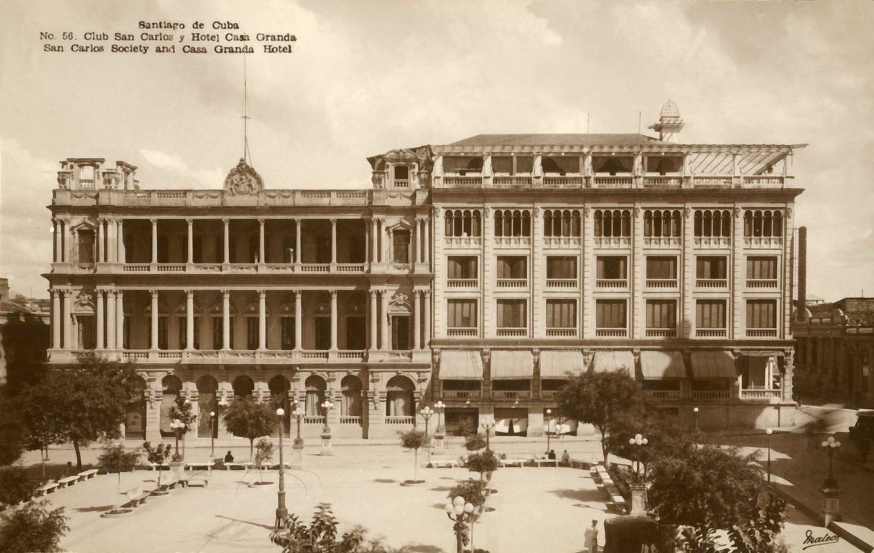 सैंटियागो डे क्यूबा - सैन कार्लोस सोसाइटी और कासा ग्रांडा होटल, c1920s। द्वारा अज्ञात