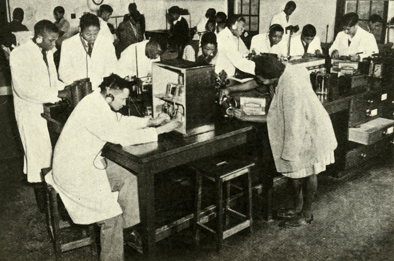 एक देशी कॉलेज में दृश्य - भौतिकी प्रयोगशाला में छात्र, c1948। द्वारा अज्ञात