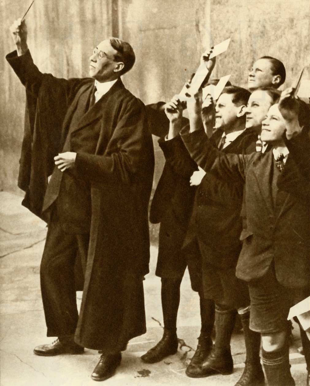 स्कूली शिक्षक और शिक्षक सूर्य ग्रहण का अवलोकन करते हुए, ब्रिटेन, 1921, 1935। द्वारा अज्ञात