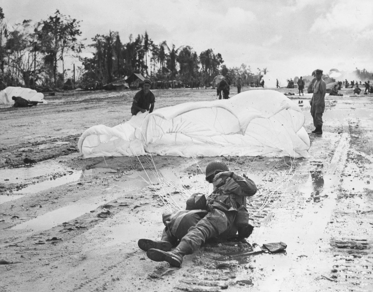 द्वितीय विश्व युद्ध (1939-1945) - द्वितीय विश्व युद्ध (WWII या WW2): नोएमफूर द्वीप (नमफोर, न्यूमफूर) (प्रशांत) जुलाई 3 द्वारा अज्ञात