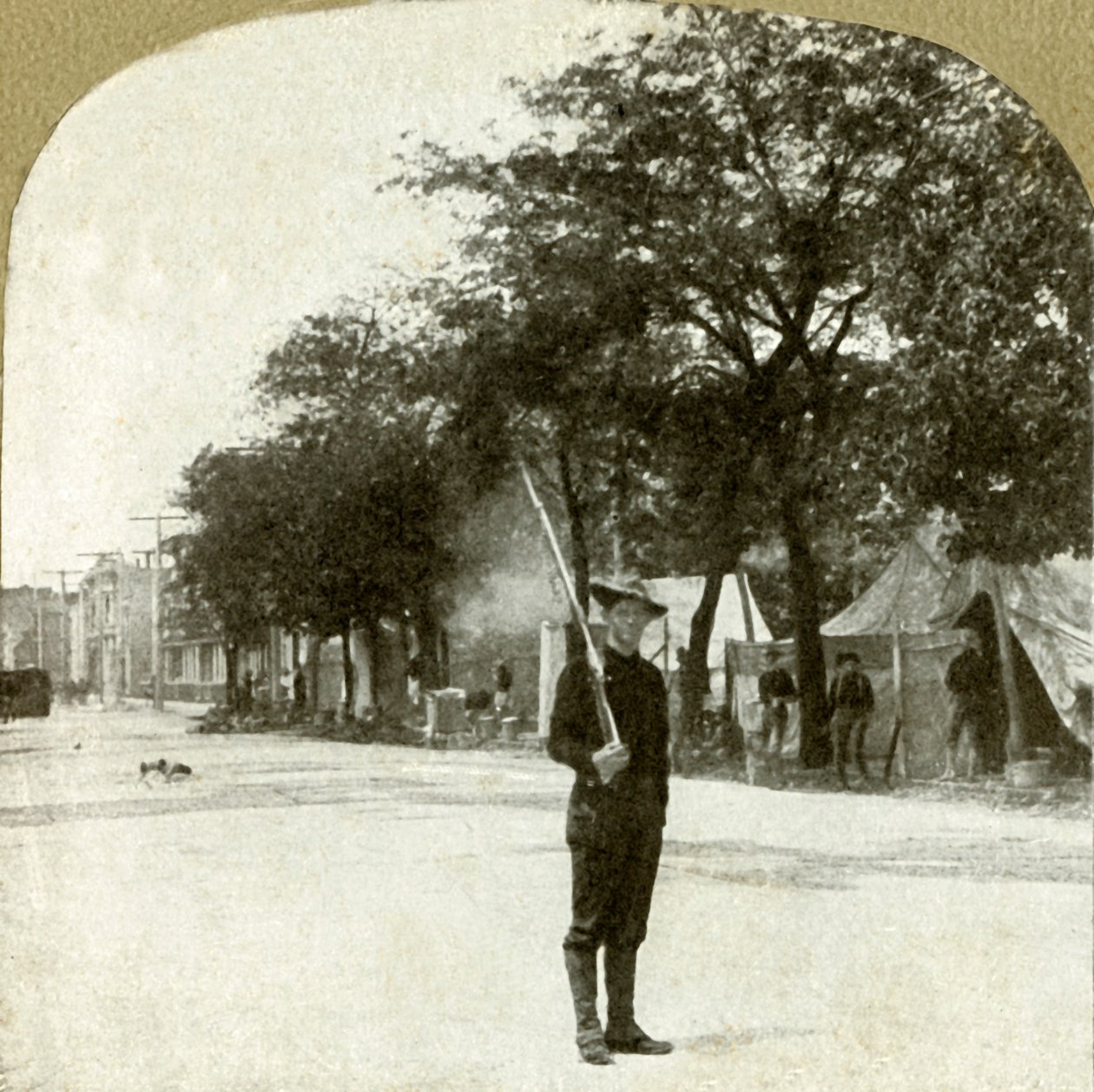 सातवीं रेजिमेंट नेशनल गार्ड्स ... लिंकन स्क्वायर, ओकलैंड, कैल।, 1906 में शिविर लगाया। द्वारा अज्ञात