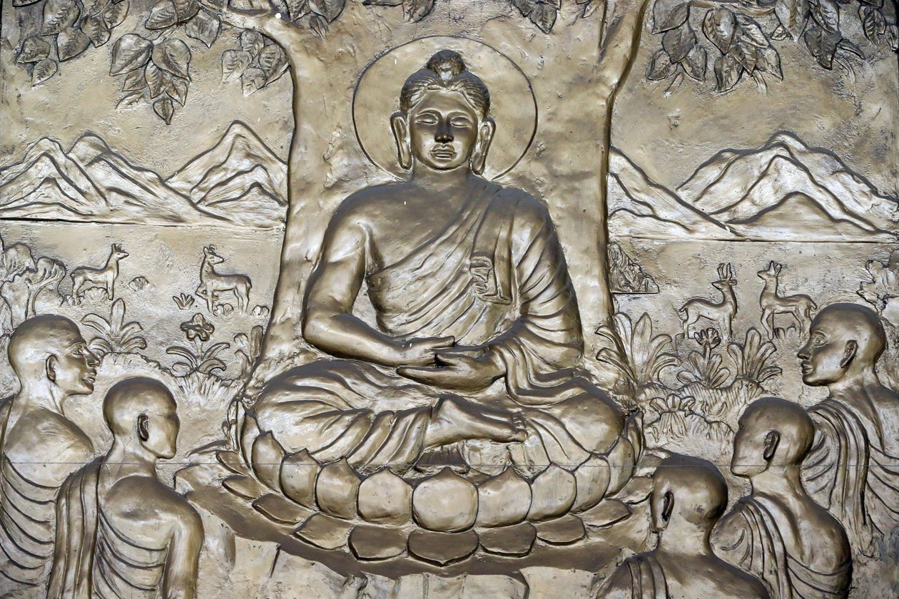 शाक्यमुनि बुद्ध ने अपने पांच शिष्यों को धर्मोपदेश - कानून का पहिया - का उपदेश दिया। हो ची मिंन शहर। वियतनाम द्वारा अज्ञात