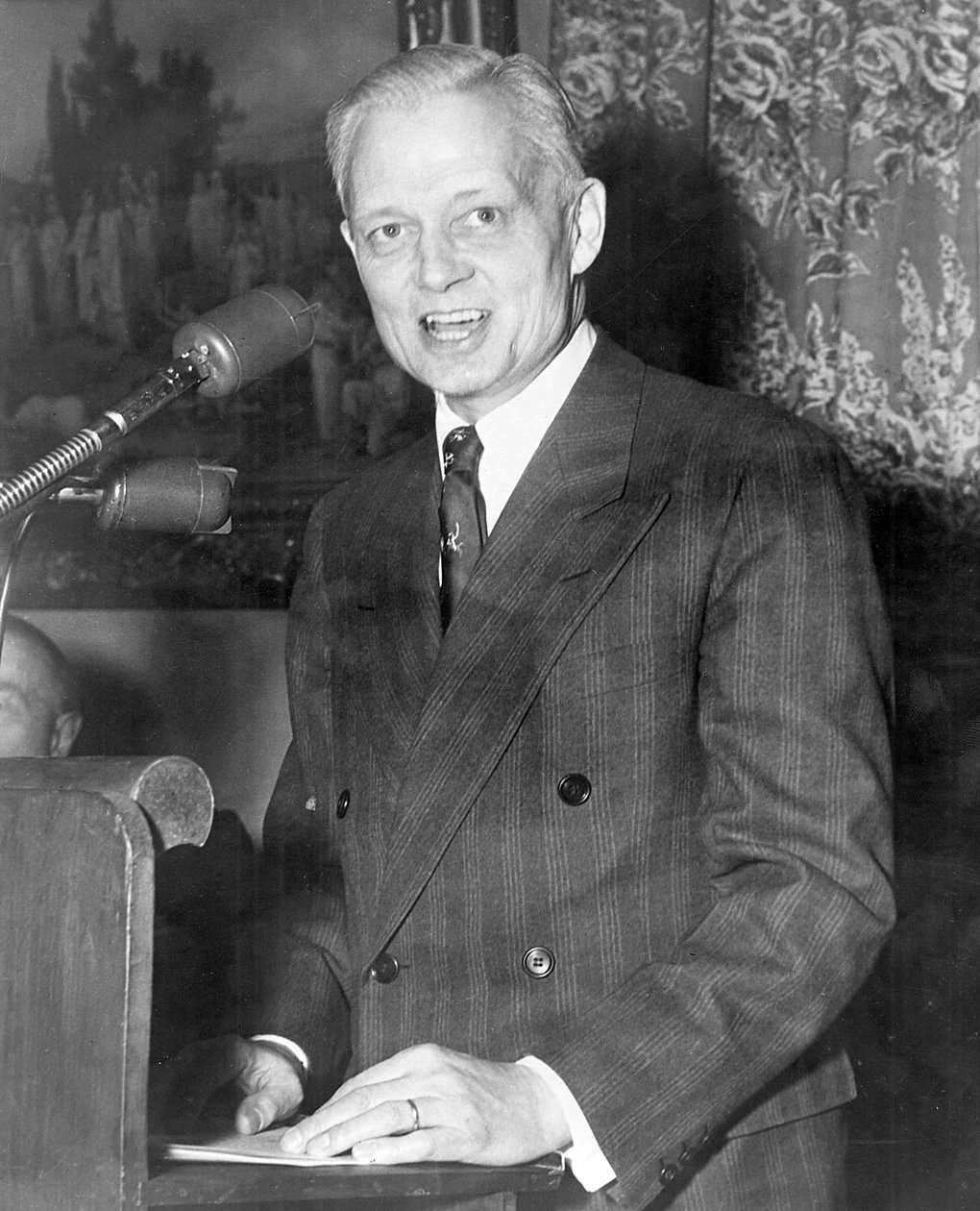 शेरमन एडम्स 1899-1986, अमेरिकी राजनेता भाषण देते हुए द्वारा अज्ञात