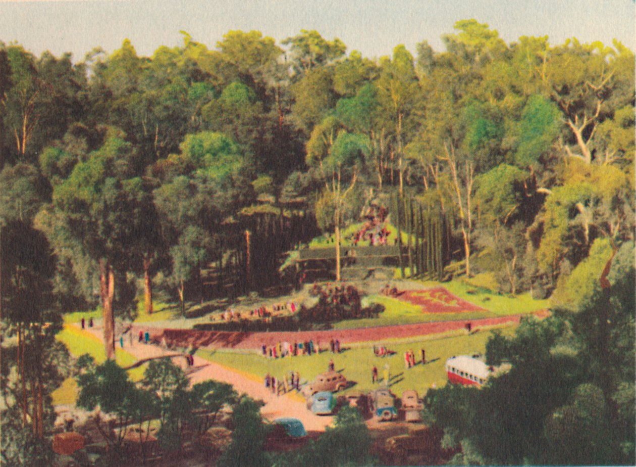 श्राइन ऑफ़ रिमेम्ब्रेंस, अरलुनेन, c1947। द्वारा अज्ञात