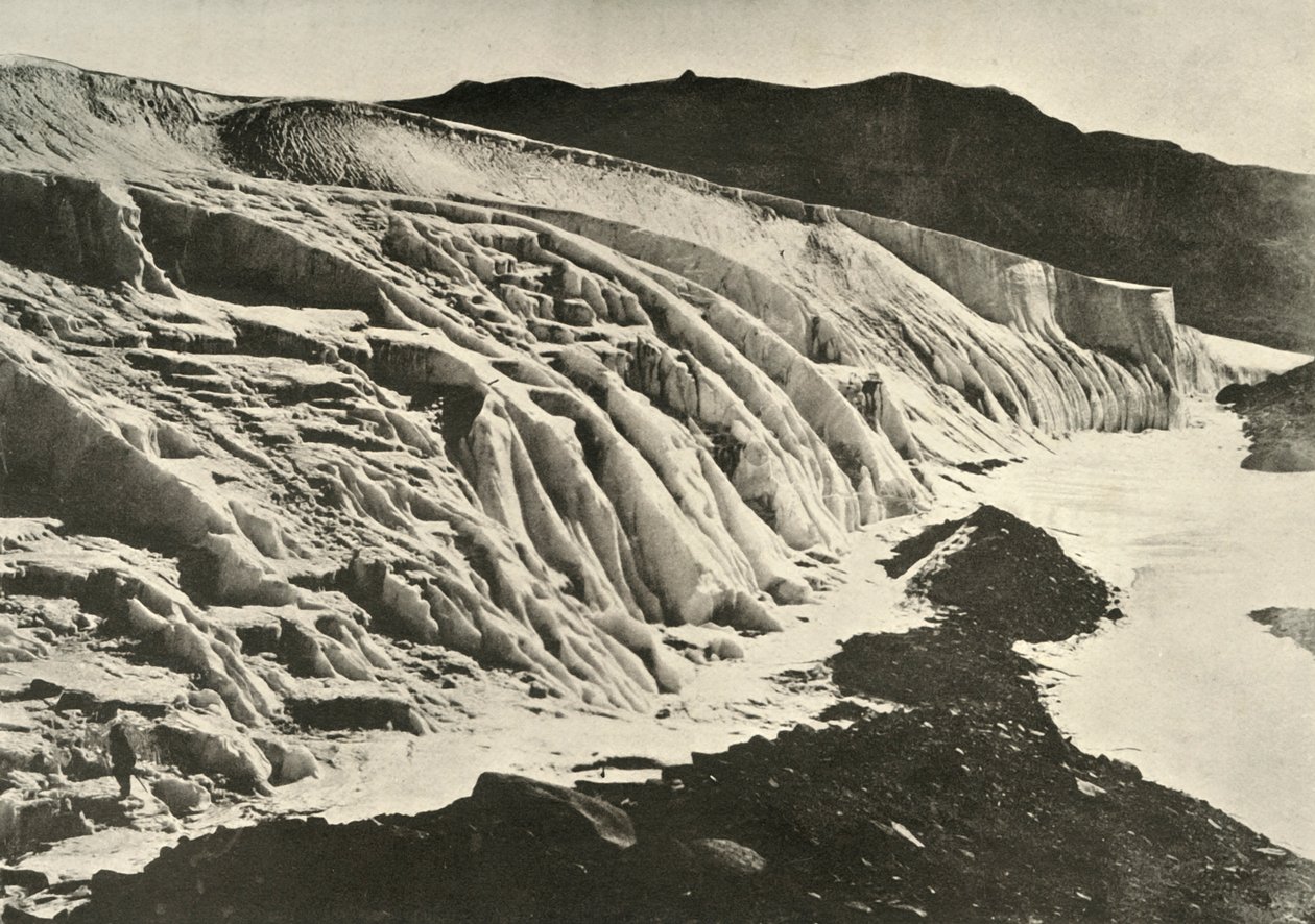 फेरर ग्लेशियर का किनारा। लोअर लेफ्ट कॉर्नर में मैन ऑफ फिगर, c1908, 1909। द्वारा अज्ञात