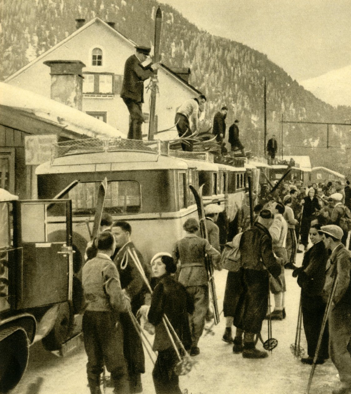 सेंट एंटोन अर्मबर्ग, ऑस्ट्रिया, c1935 पर पहुंचने वाले स्कीयर। द्वारा अज्ञात