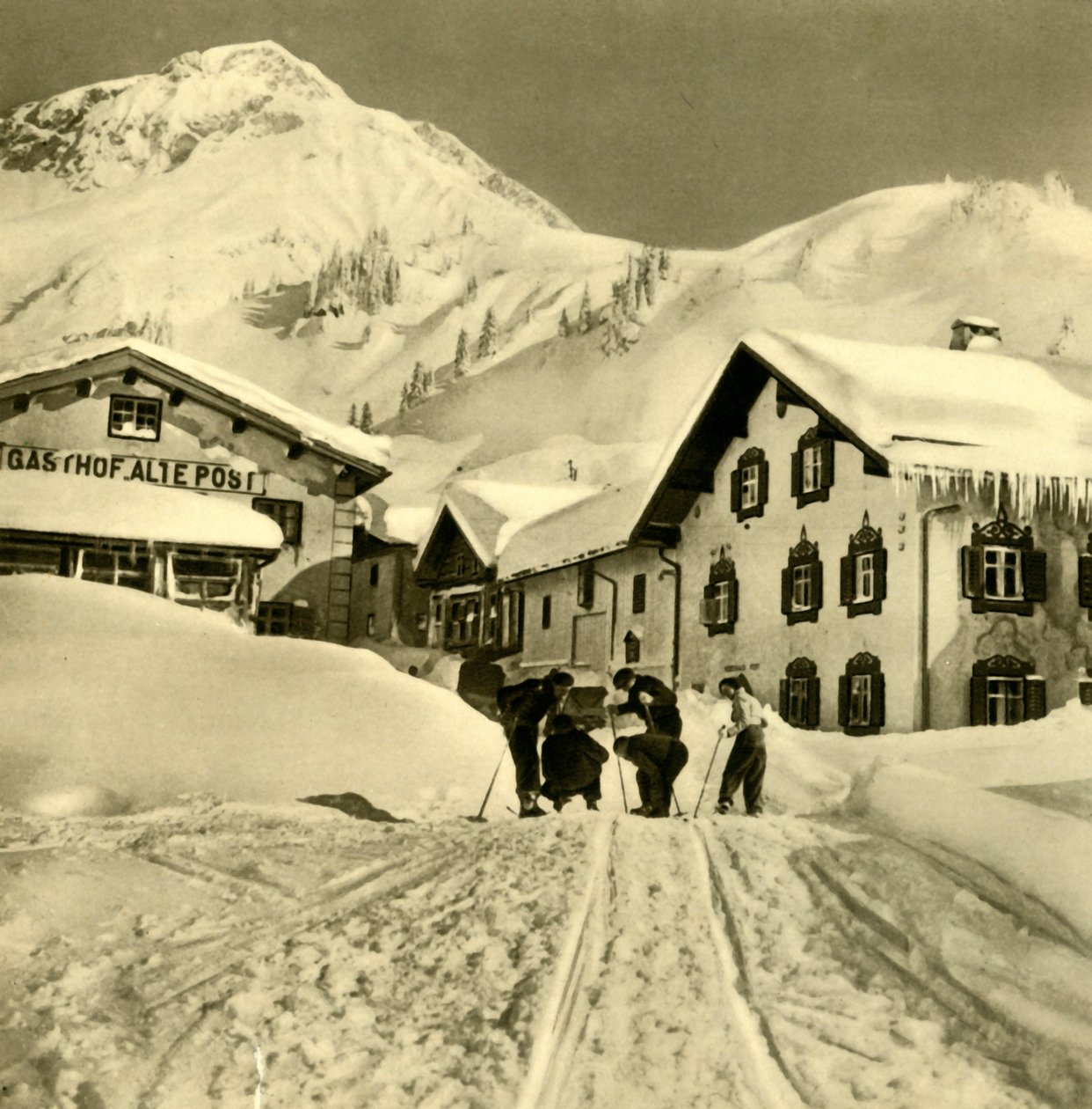 Stuben am Arlberg, Vorarlberg, Austria, c1935 पर स्कीयर। द्वारा अज्ञात