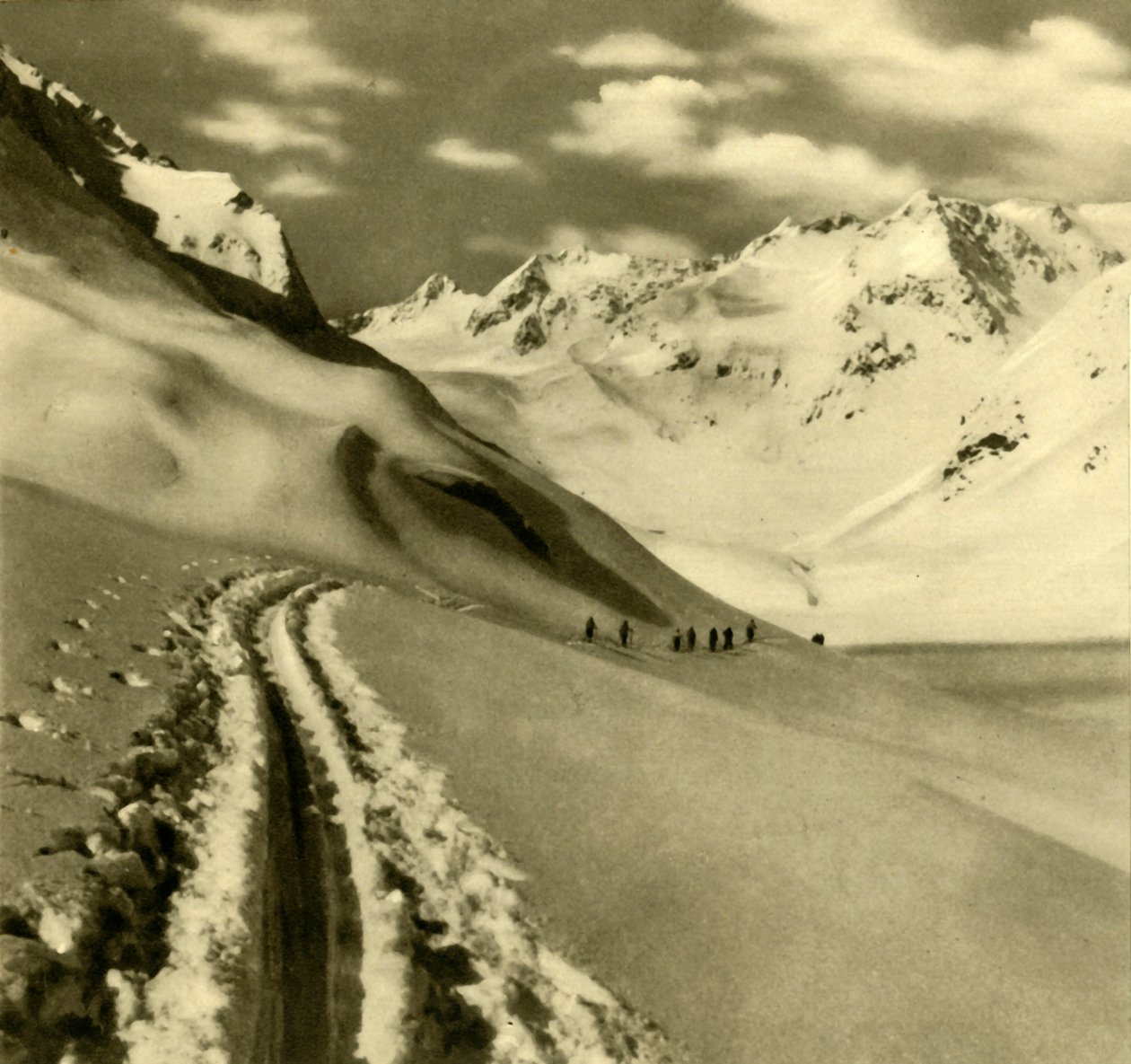 स्टबाई आल्प्स, ऑस्ट्रिया में c1935 में एल्पिनर फ़ेनेर ग्लेशियर पर स्कीइंग। द्वारा अज्ञात