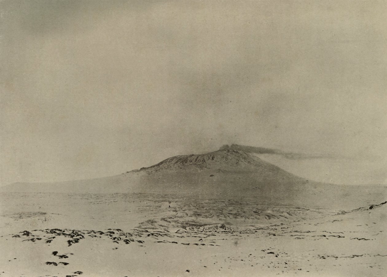 ईरेबस के क्रेटर से धुआँ स्ट्रीमिंग, c1908, 1909। द्वारा अज्ञात