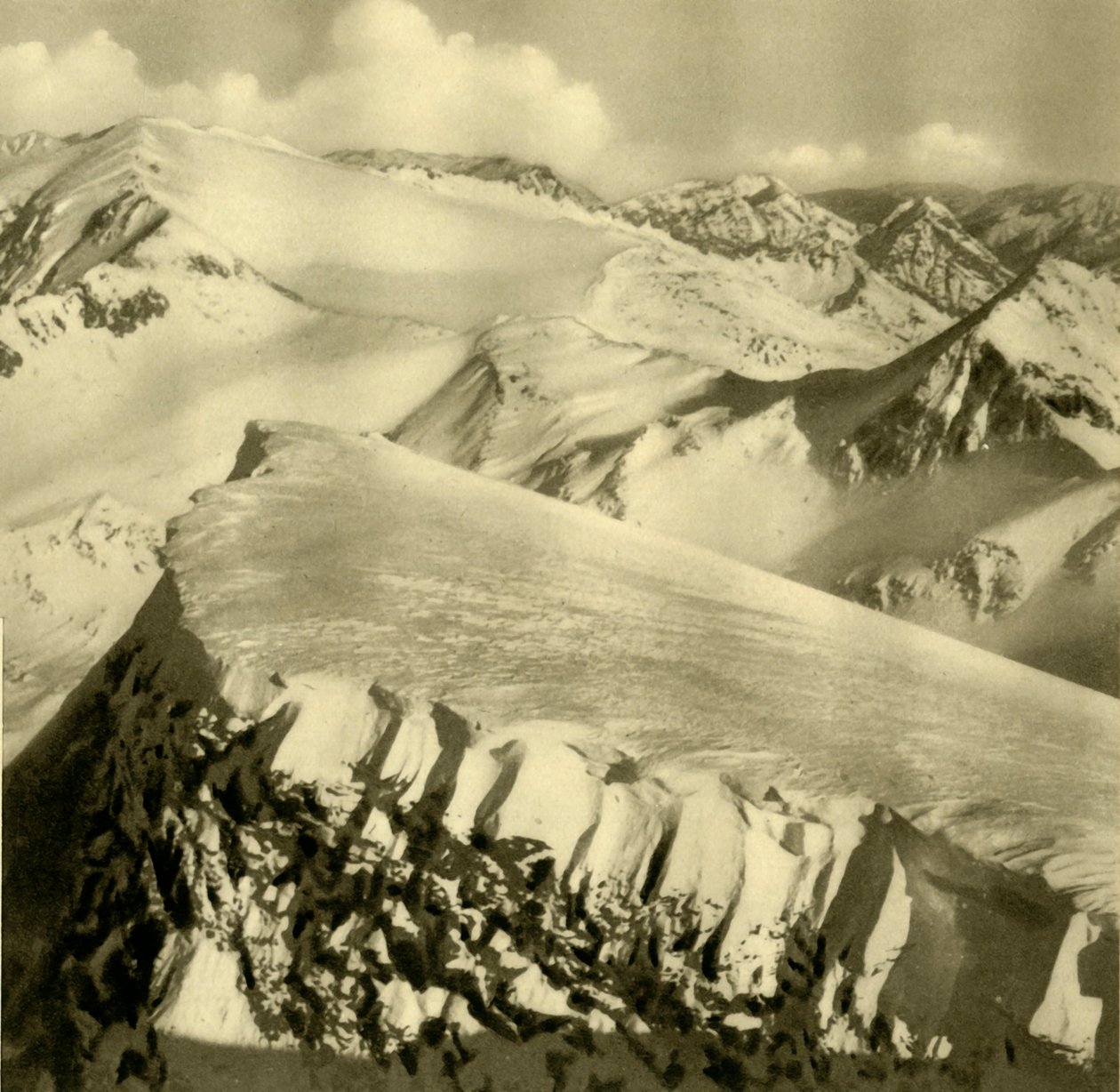 बर्फ से ढके पहाड़, Bad Hofgastein, ऑस्ट्रिया, c1935। द्वारा अज्ञात