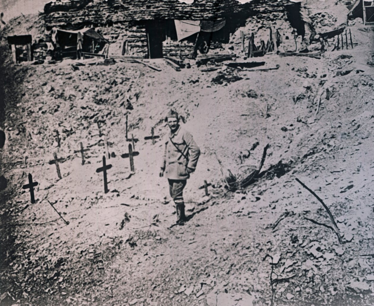 लकड़ी के क्रॉस के बीच सैनिक, c1914-c1918 द्वारा अज्ञात