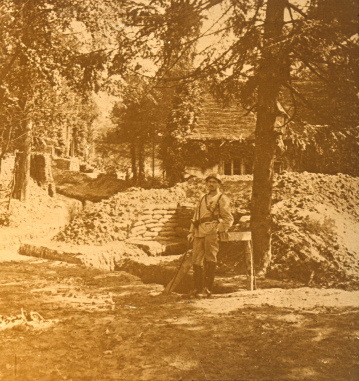 खाई के बाहर सैनिक, बोइस डेस लोगिस, उत्तरी फ्रांस, c1914-c1918 द्वारा अज्ञात