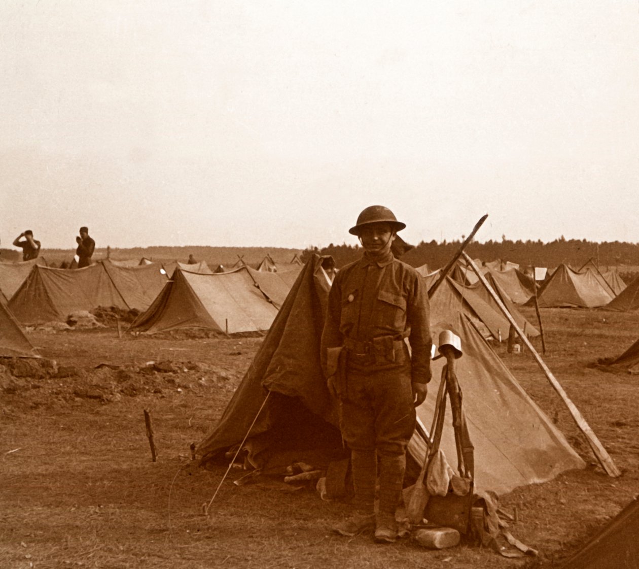 तम्बू, अमेरिकन कैंप, मेलेट, फ्रांस द्वारा खड़ा सैनिक, c1914-c1918। द्वारा अज्ञात