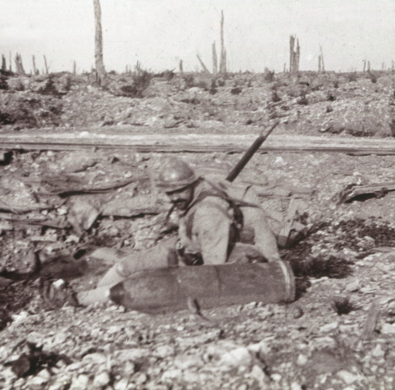 शेल के साथ सोल्जर, बोइस डीवोकोर्ट, वर्दुन, उत्तरी फ्रांस, c1914-c1918 द्वारा अज्ञात