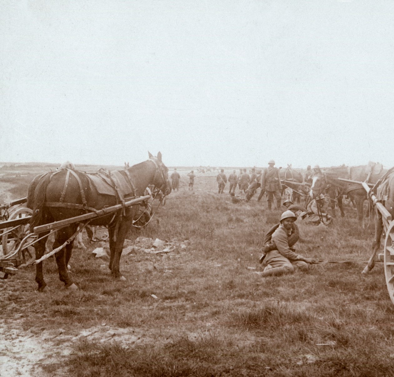 सैनिक और घोड़े से तैयार तोपें, c1914-c1918 द्वारा अज्ञात
