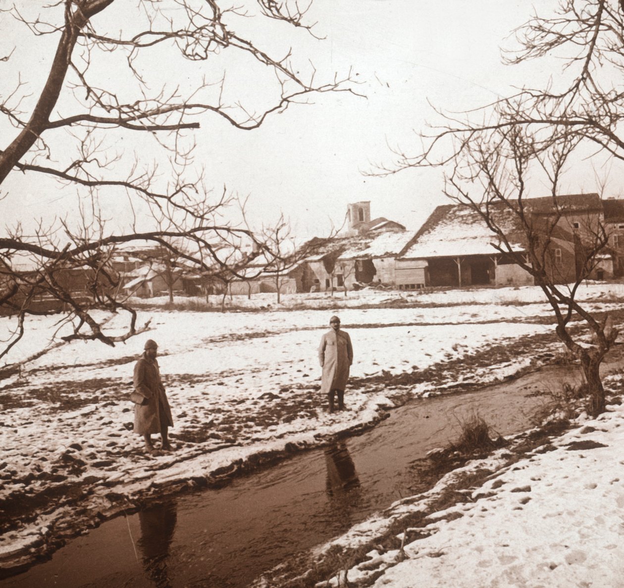 एक नदी, बर्नकोर्ट, उत्तरी फ्रांस द्वारा सैनिक, c1914-c1918 द्वारा अज्ञात