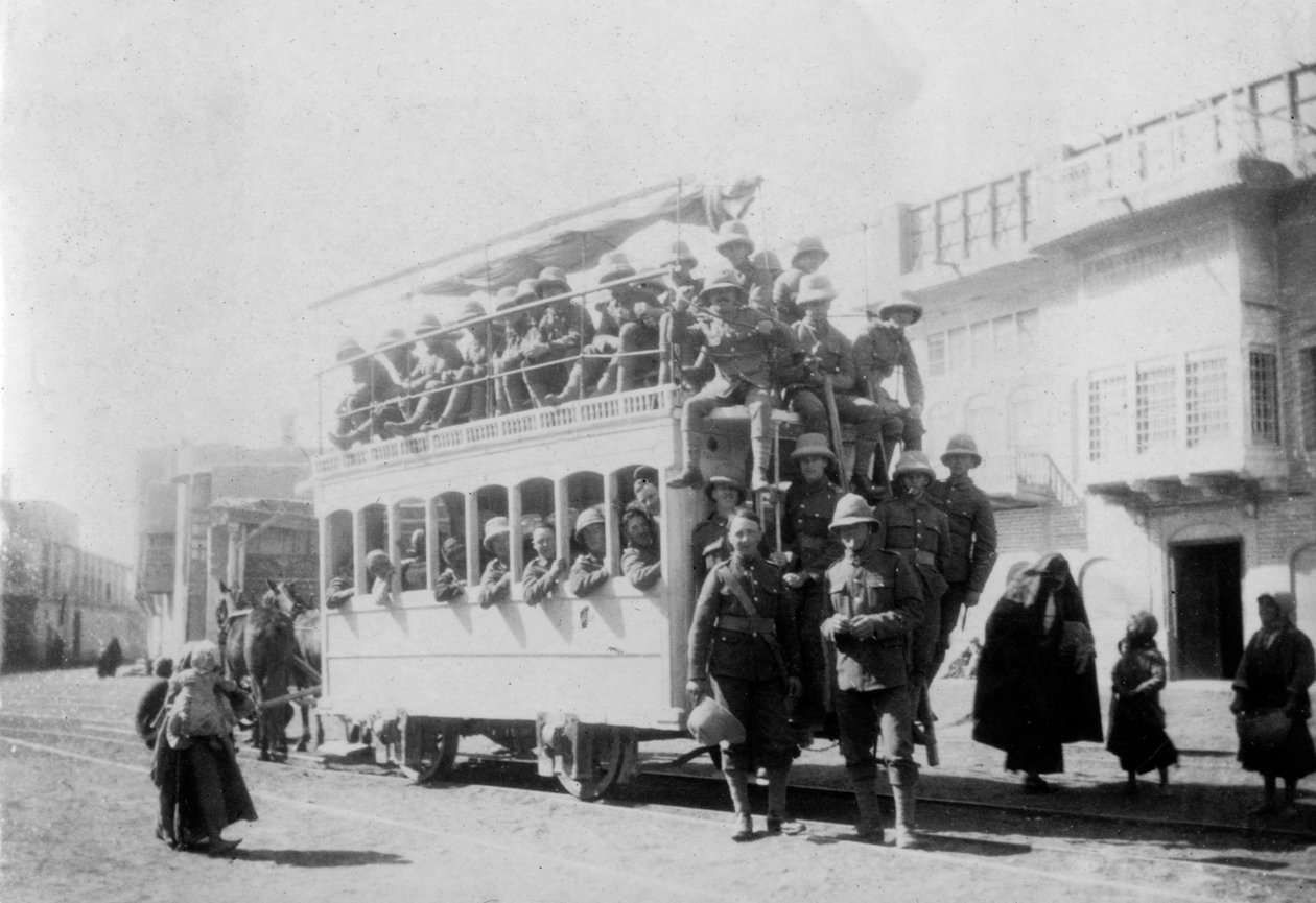 काज़िमैन में पूर्वी सरे रेजिमेंट के सैनिक, बगदाद, इराक के लिए मार्ग, 1917-1919 द्वारा अज्ञात