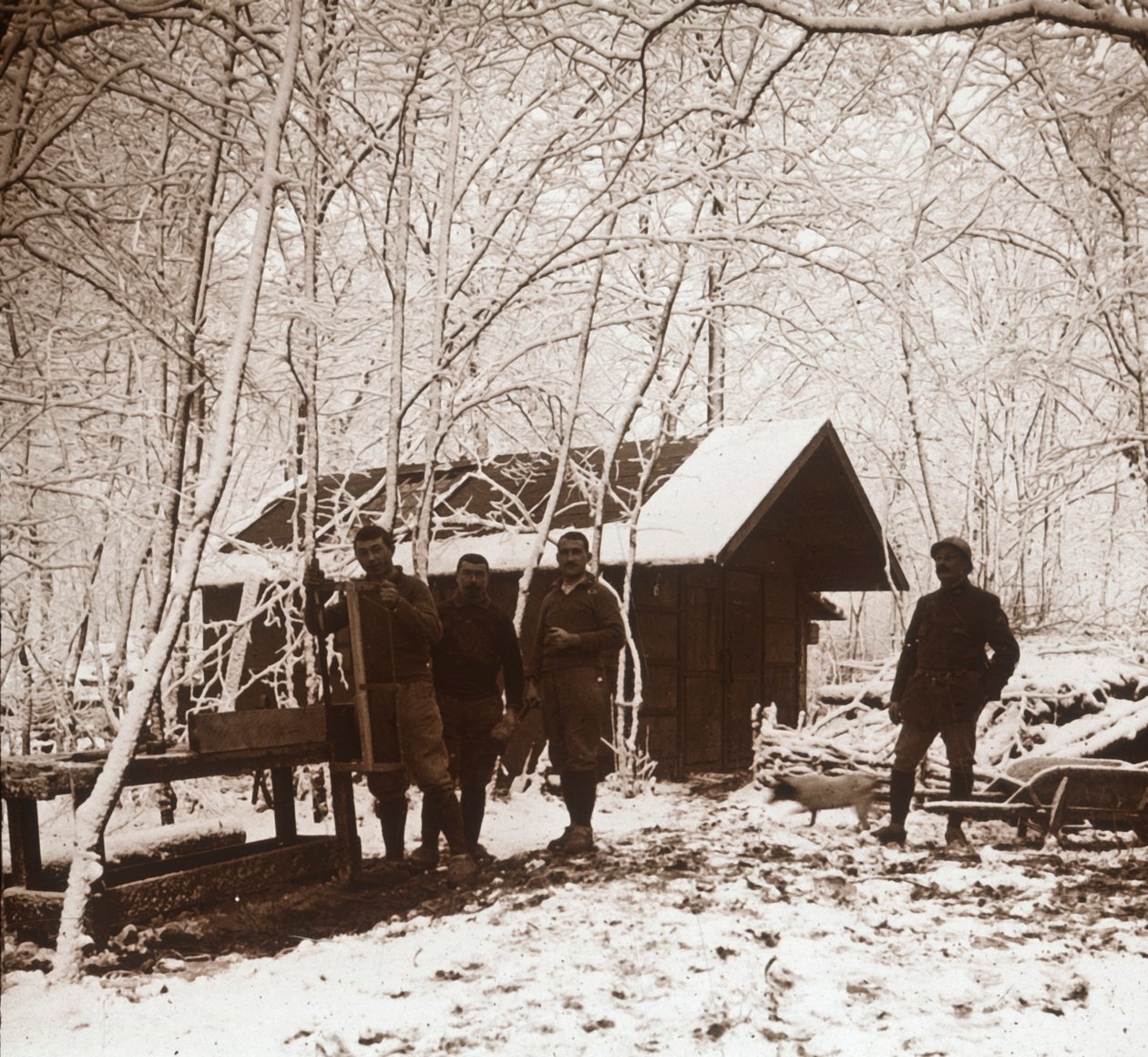 स्नो में सैनिक, रानी का जंगल, फ्रांस, c1914-c1918 द्वारा अज्ञात