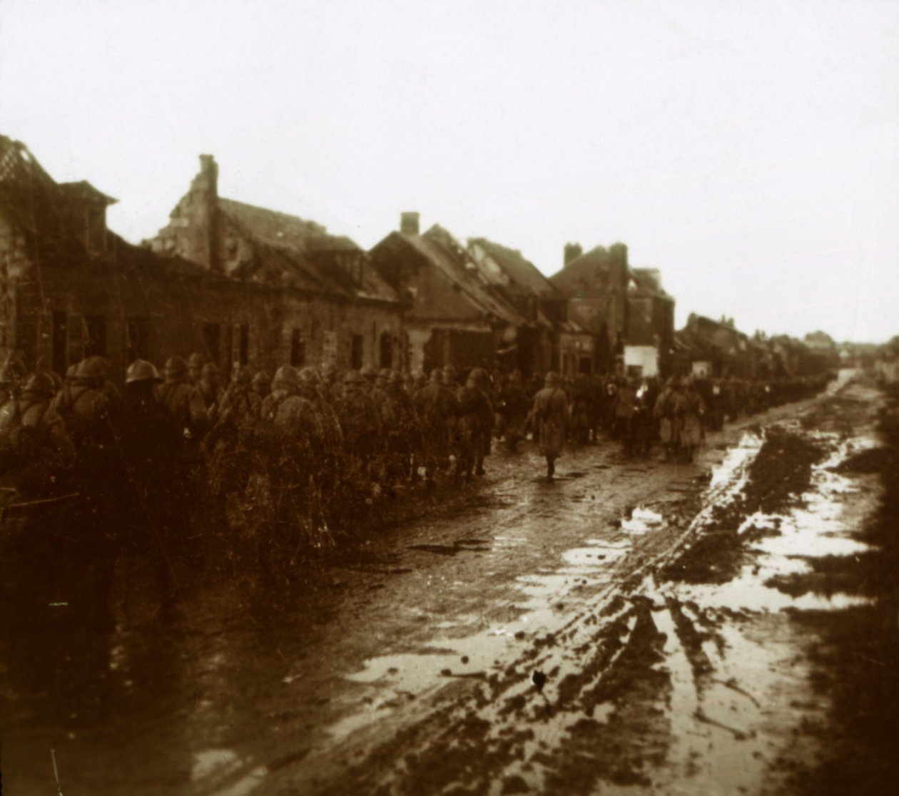 पिछले बमबारी वाले घरों, शैंपेन, उत्तरी फ्रांस, मार्च 1919-सी 1918 में मार्च करते सैनिक द्वारा अज्ञात
