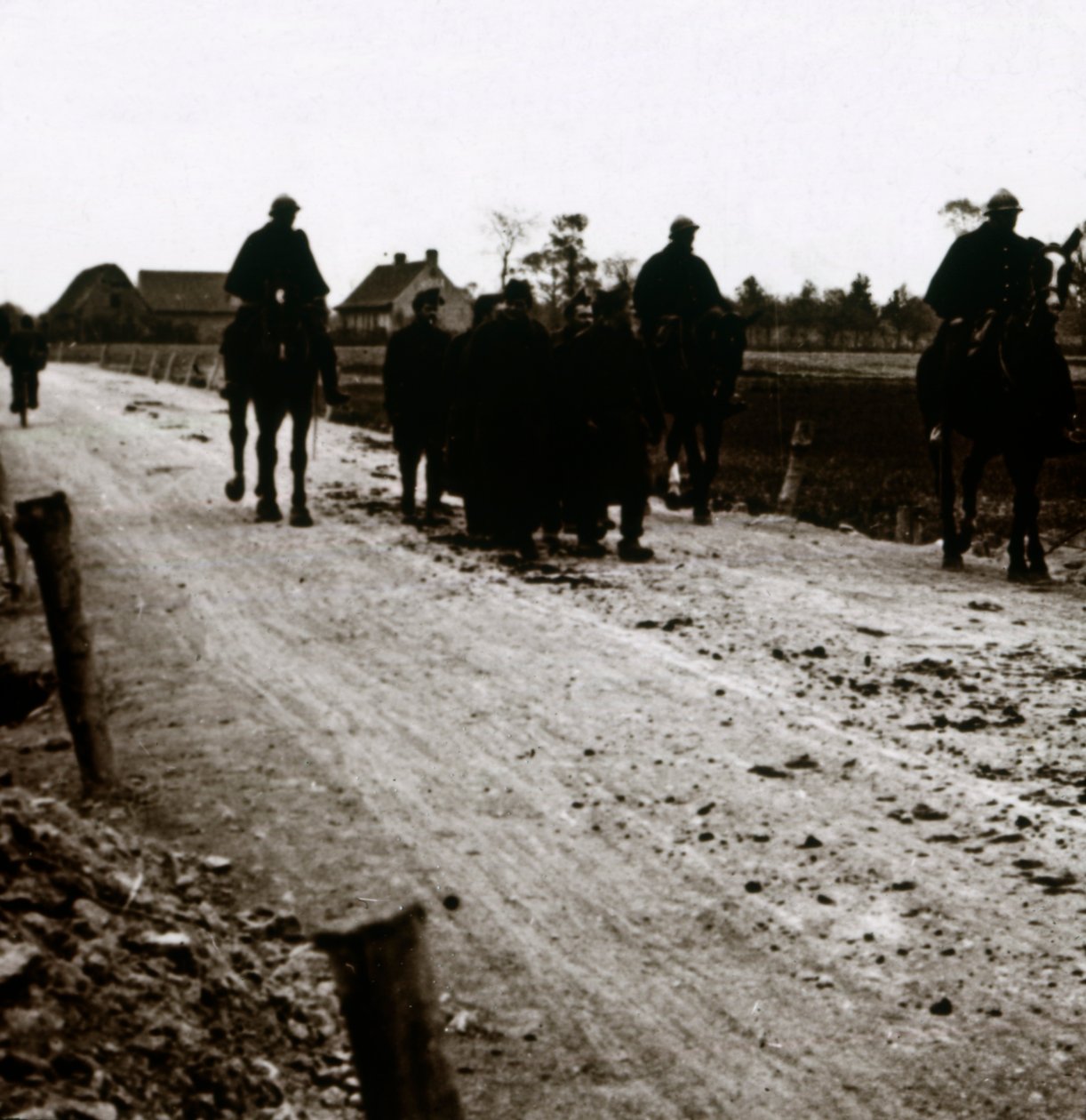 एक सड़क पर सैनिक, c1914-c1918 द्वारा अज्ञात