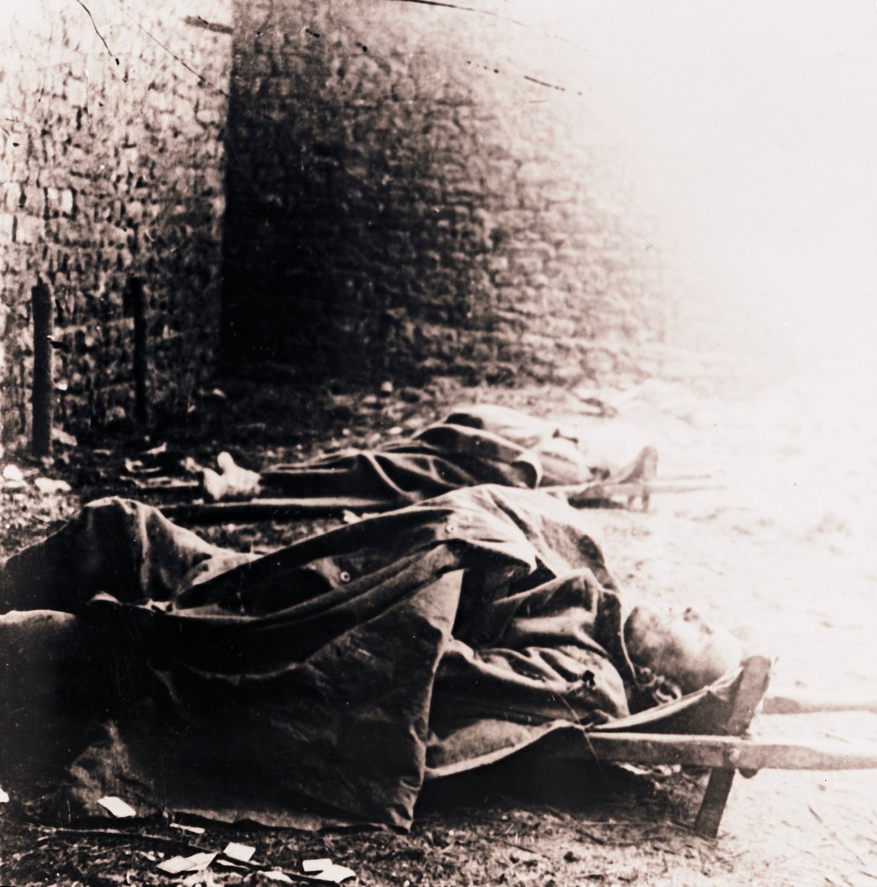 स्ट्रेचर पर सैनिक, c1914-c1918 द्वारा अज्ञात
