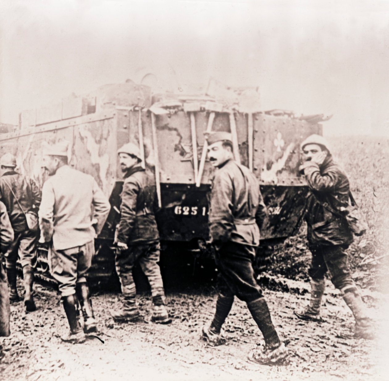 टैंक के पीछे चलने वाले सैनिक, c1914-c1918। द्वारा अज्ञात