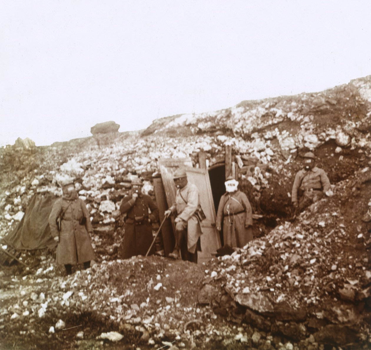 गैस मास्क पहने सैनिक, c1914-c1918 द्वारा अज्ञात