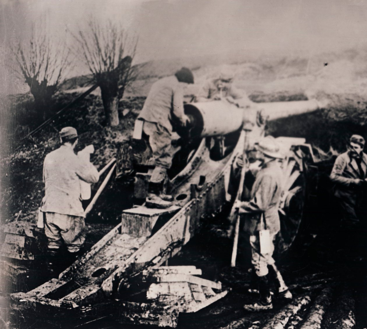 भारी तोपखाने के साथ सैनिक, c1914-c1918 द्वारा अज्ञात