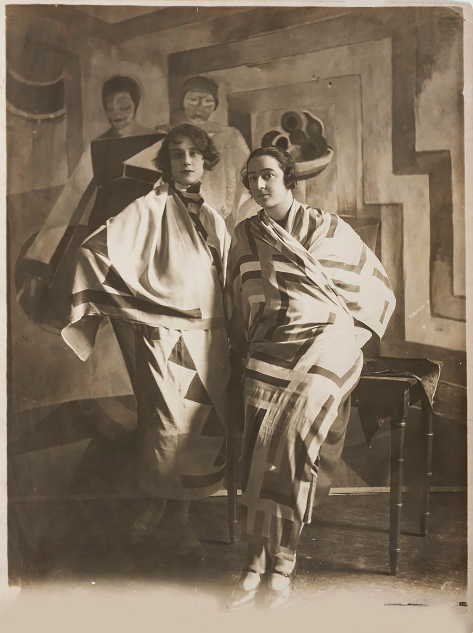 सोनिया डेलाउने अपने स्टूडियो में, c. 1924. द्वारा अज्ञात