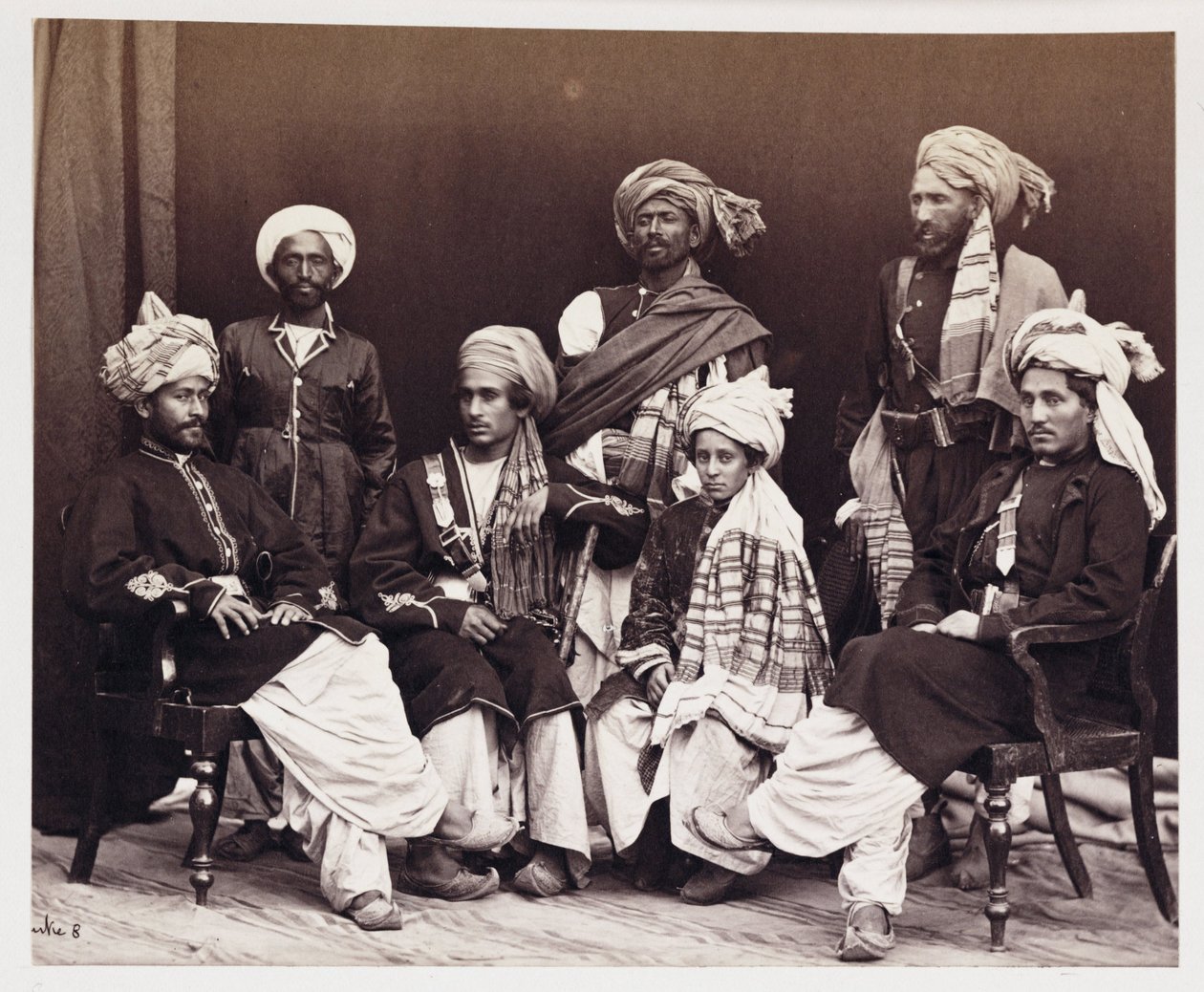 संस ऑफ़ नवरोज़ खान विद अटेंडेंट्स, c 1878 द्वारा अज्ञात