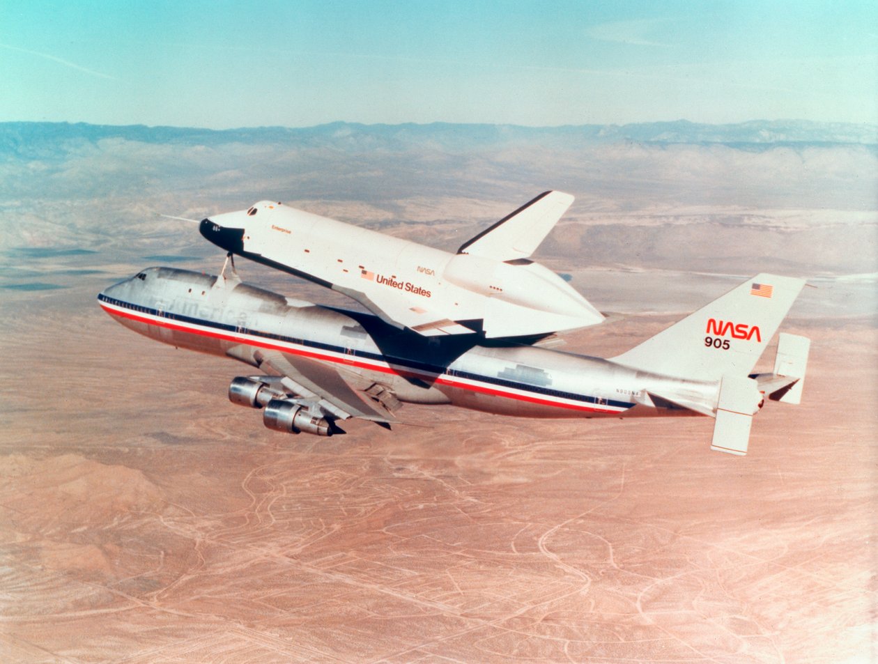 स्पेस शटल ऑर्बिटर बोइंग 747 वाहक विमान, 1977 के शीर्ष पर स्थित है द्वारा अज्ञात