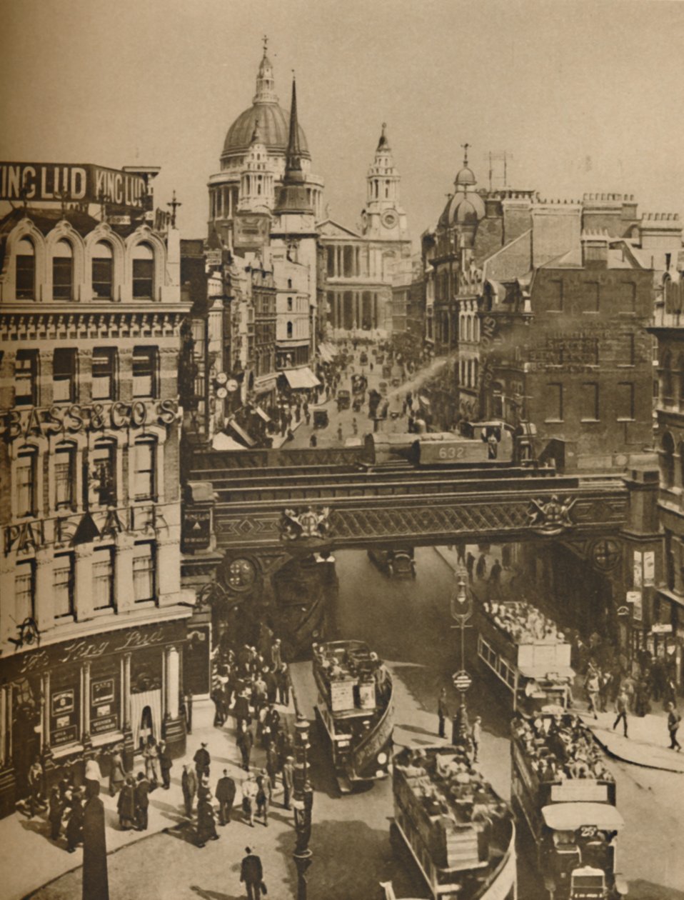 सेंट मार्टिन्स लुडगेट सिल्हूटेड अगेंस्ट द बल्क ऑफ द सेंट पॉल्स, c1935। द्वारा अज्ञात