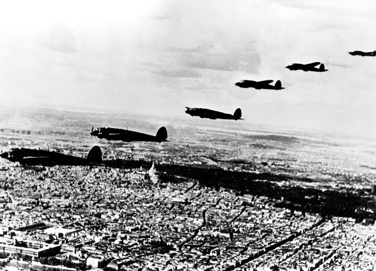 जर्मन हेन्केल के स्क्वाड्रन उन्होंने 111 बमवर्षक विमानों ने पेरिस, जुलाई 1940 पर कब्जा कर लिया द्वारा अज्ञात