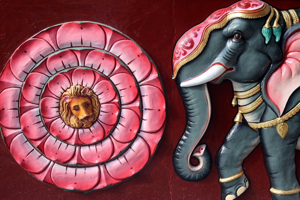 श्री वडापतिरा कालियाम्मन हिंदू मंदिर। हाथी और कमल का फूल। सिंगापुर द्वारा अज्ञात