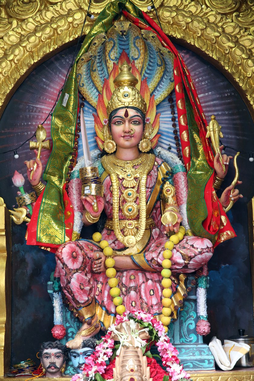 श्री वीरमकालीअम्मन हिंदू मंदिर। श्री मरिअम्मन (मारीअम्मा, मारी ओ अम्मान), बारिश की दक्षिण भारतीय हिंदू देवी, 20160818, सिंगापुर, सिंगापुर द्वारा अज्ञात