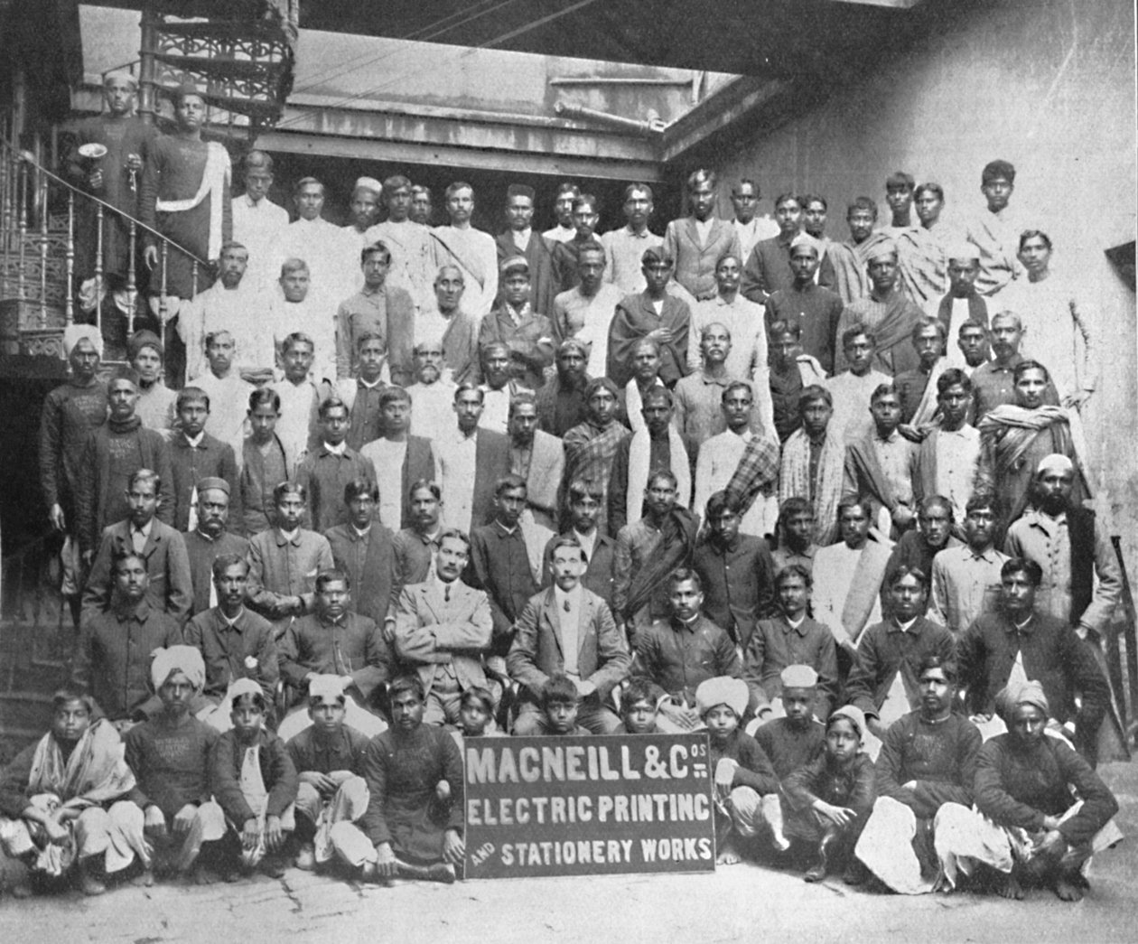 मैकनील एंड कंपनी प्रिंटिंग एंड स्टेशनरी वर्क्स, कलकत्ता, 1917 का स्टाफ द्वारा अज्ञात