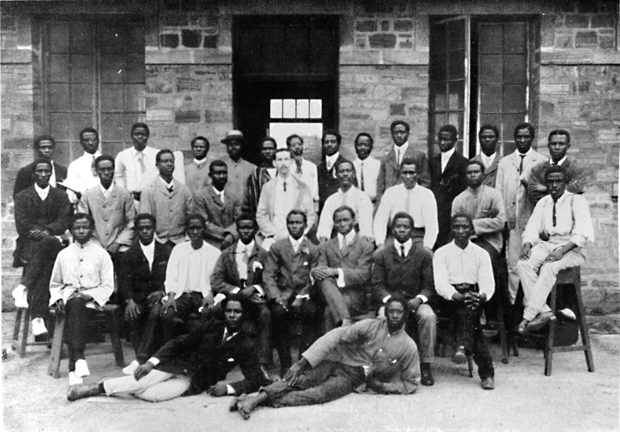 पश्चिम अफ्रीकी सरकार के मुद्रण विभाग के कर्मचारी, 1909। द्वारा अज्ञात