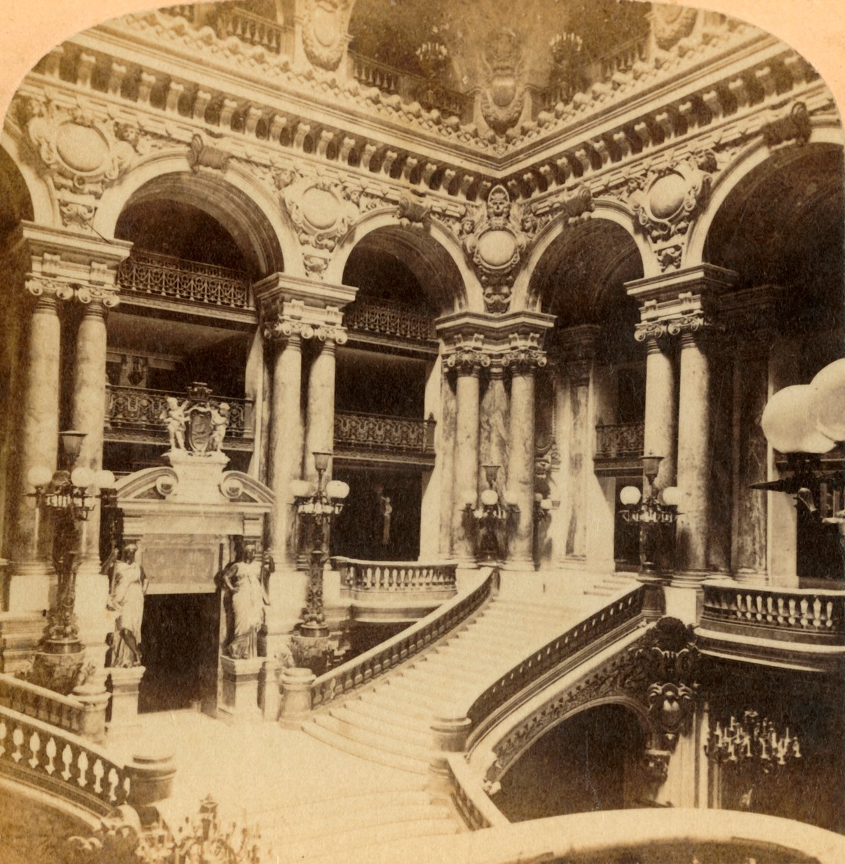 ग्रैंड ओपेरा हाउस, पेरिस, फ्रांस में सीढ़ी, c1900। द्वारा अज्ञात
