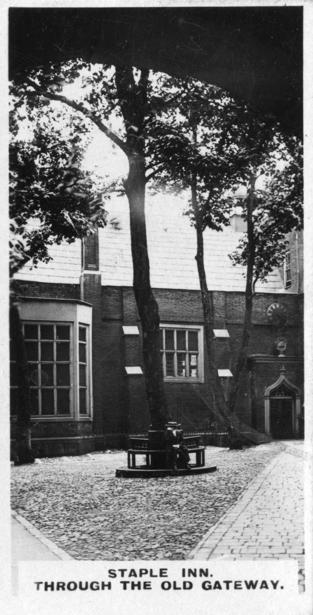 स्टेपल इन, थ्रू द ओल्ड गेटवे, लंदन, c1920s द्वारा अज्ञात