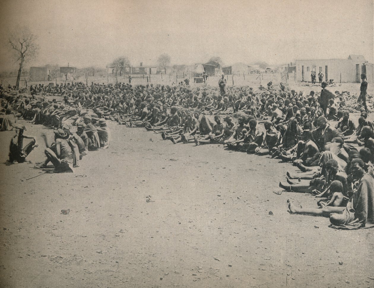 तुलावाओ में सरकारी राहत के लिए आने वाले मूल निवासी, c1900। द्वारा अज्ञात