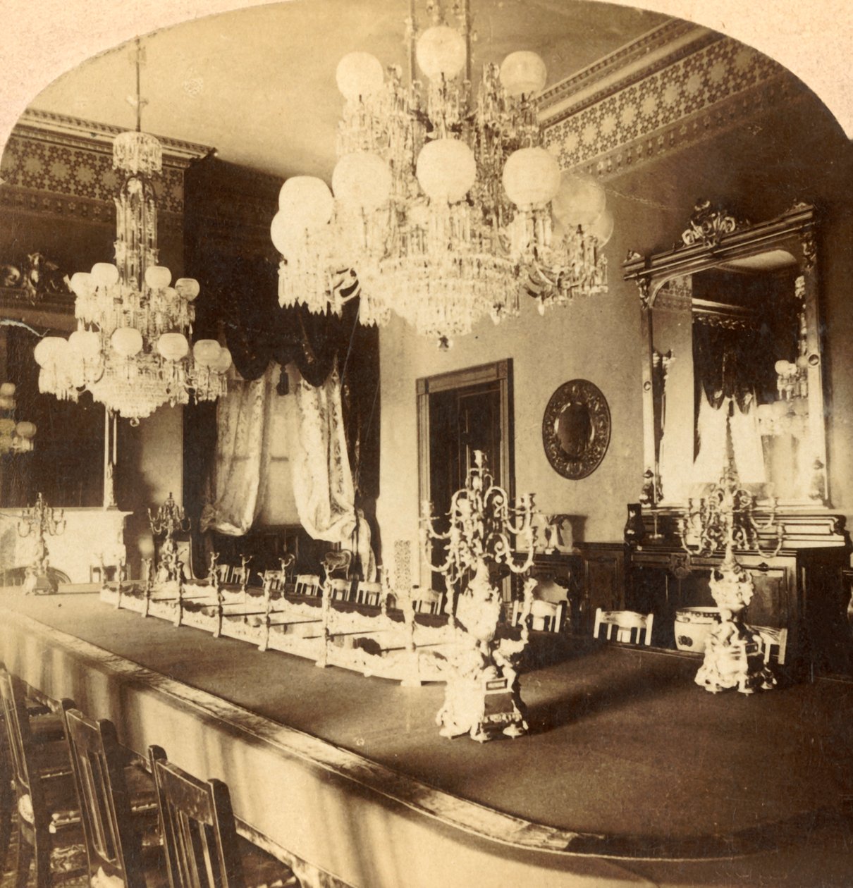 स्टेट डाइनिंग रूम, प्रेसीडेंट्स मेंशन, वाशिंगटन, डीसी, यूएसए, c1900। द्वारा अज्ञात