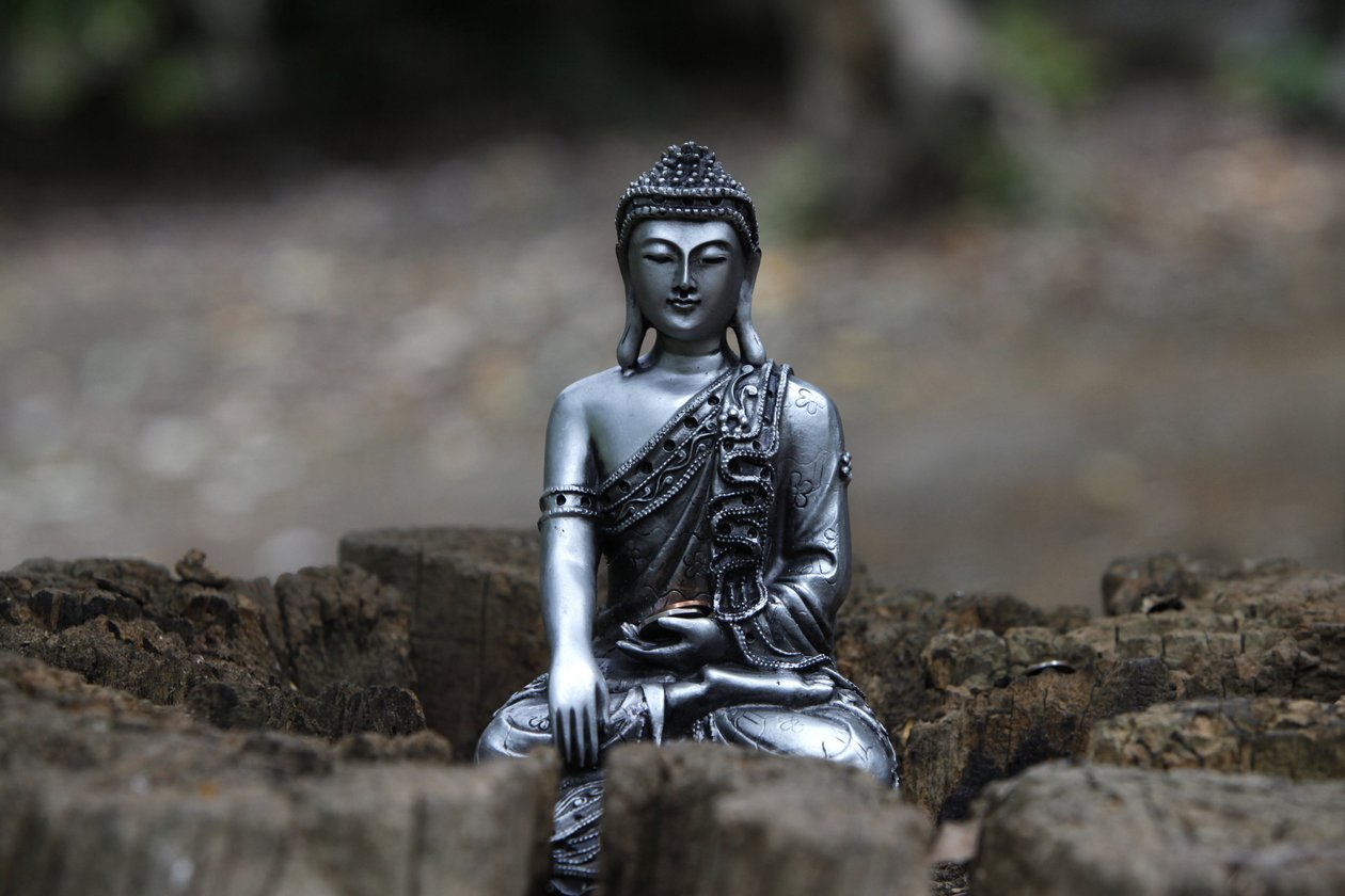 बुद्धपदीपा मंदिर, विंबलडन, ग्रांडे-ब्रेटगेन के बगीचे में मूर्ति द्वारा अज्ञात