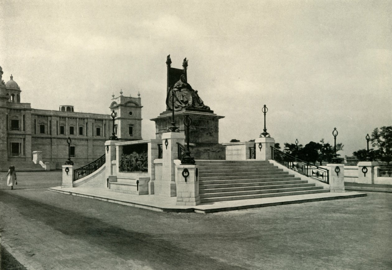 विक्टोरिया मेमोरियल हॉल, 1925 के सामने रानी विक्टोरिया की मूर्ति। द्वारा अज्ञात
