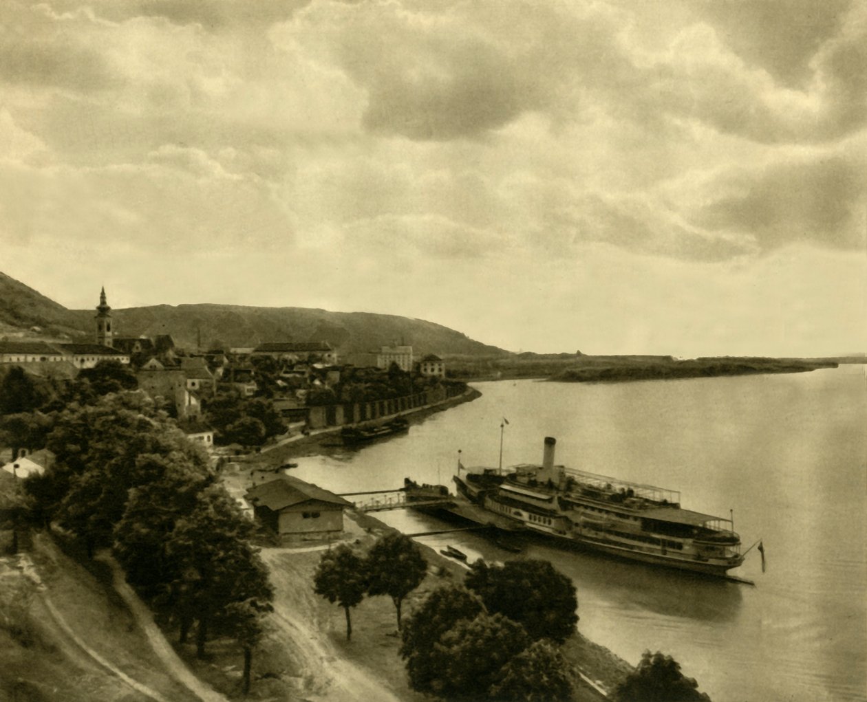 हैनबर्ग में डेन्यूब पर स्टीमर, लोअर ऑस्ट्रिया, c1935। द्वारा अज्ञात