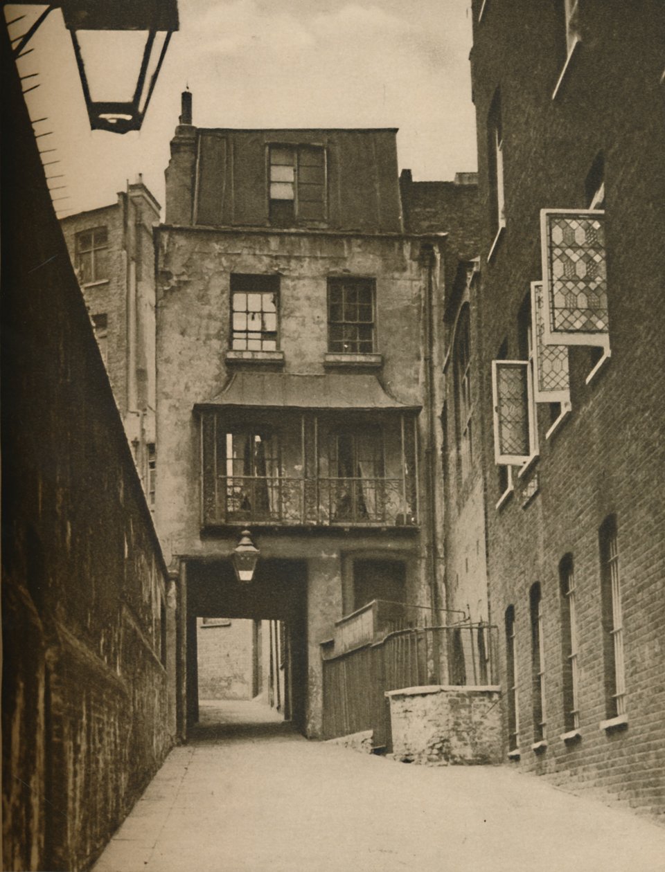 स्ट्रैंड लेन एंड द एंट्रेंस टू रोमन बाथ, c1935। द्वारा अज्ञात