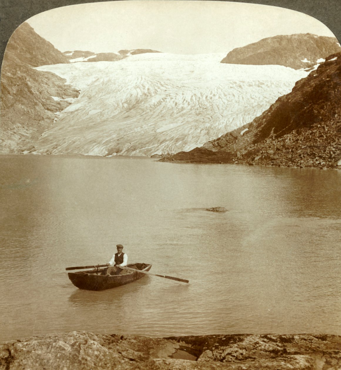 ठोस बर्फ की धारा हरदांगर ग्लेशियर और झील जहाँ यह पिघलती है, नॉर्वे, c1905। द्वारा अज्ञात
