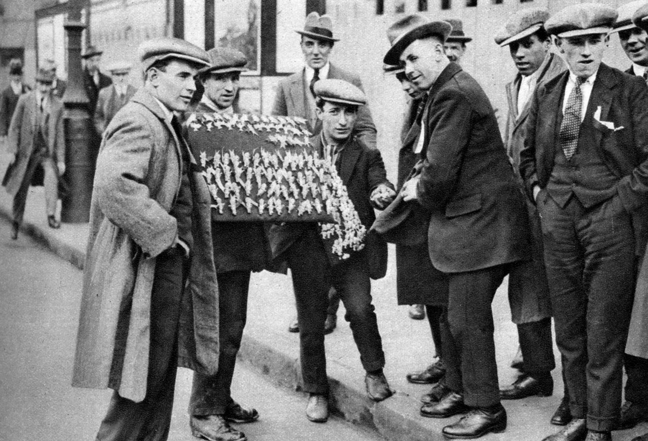 स्ट्रीट हॉकर किंग्स क्रॉस, लंदन में 1911 1926-1927 में फुटबॉल के पक्षधर थे द्वारा अज्ञात